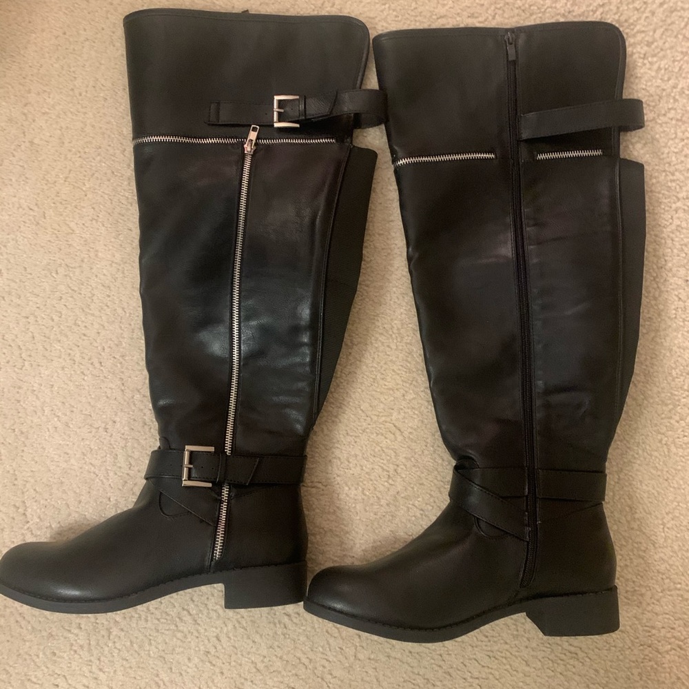 Wide calf/width black boots with silver zipper 💕